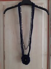 COLLANA IN LANA BLU E PERLINE CON ROSA FATTA A MANO UNCINETTO ARTIGIANALE CM 56