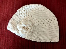 CAPPELLO UNCINETTO FATTO A MANO PER BIMBA 6 MESI CIRC 42CM LANA PANNA CON FIORE