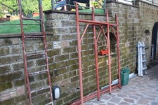 ponteggi, usati sempre al coperto,prezzo al mq 30€,mq 60 completo di pedane ,