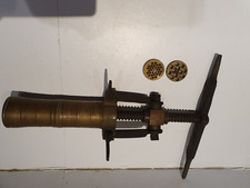 Antico torchio in bronzo