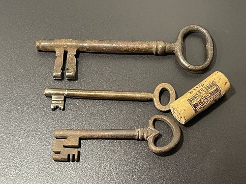 Tre antiche chiavi per porta