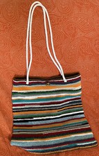 Borsetta fatta esclusivamente a mano all'uncinetto.