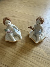 Coppia di putti in porcellana