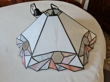 lampadario tiffany in ottimo stato. Diametro 53cm. Altezza 20 cm, catena 70cm.