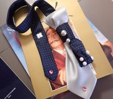 Cravatta collana gioiello in raso di seta bicolore decorata pezzo unico custom