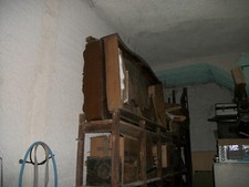 Lotto di 8 mobili e moltissime tavole e travi di legno per il restauro