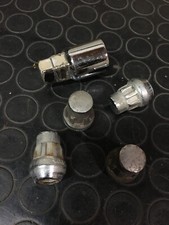 KIT BULLONI ANTIFIURTO PER NISSAN TERRANO 2 dal 1996 al 2000, PER CERCHI IN LEGA