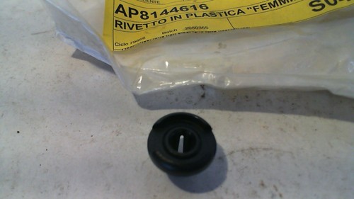 Rivetto plastica femmina - in,