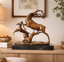 Statua in bronzo cervo e cani