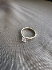 anello solitario con diamante