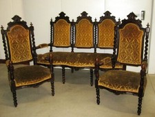 Divano e due poltrone, in noce