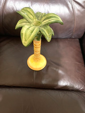 UN PORTACANDELE PALMA