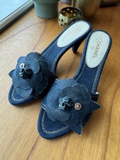 CHANEL Sandalo denim slide camelia ricamato punta aperta tacco a gattino