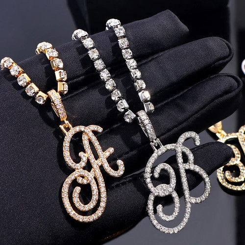 Collana con ciondolo iniziale