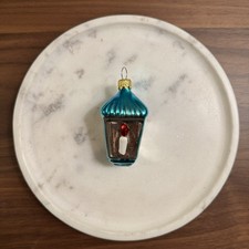 Lanterna blu vintage e candela rossa ornamento in vetro soffiato a mano made in Columbia