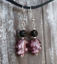Orecchini pendenti viola vetro di Murano e foglia d'argento, gioiello handmade