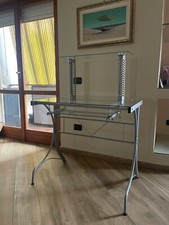 Scrivania con ripiani in vetro