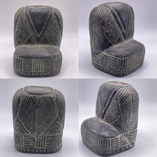 Sedile idolo intagliato