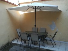 set da giardino con ombrellone e quattro sedie