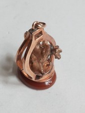 Ciondolo - pendente, in oro 12 kt; cavallo su una corniola ovale (gr. 10,7)