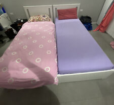 Due letti singoli con doghe e