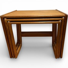 Nido di tre tavolini in teak