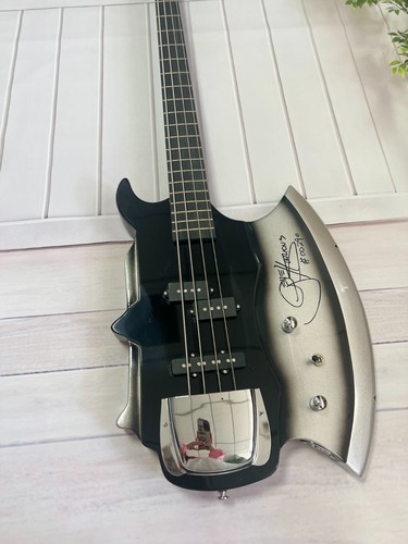 Axe bass gene - gene, simmons