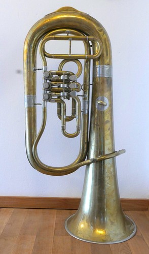Simpatica piccola tuba - es-tuba, di