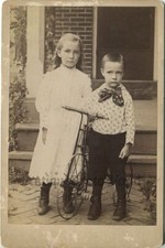 Carino Bambini IN Posa Con