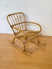 Sedia a dondolo vintage in rattan naturale