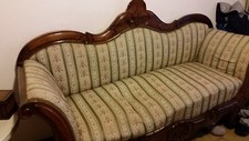 divano Luigi Filippo restaurato per la parte in legno di noce, seduta da  rifare