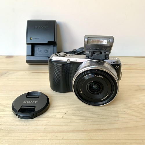 Fotocamera mirrorless compatta