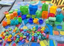 Zomlings Confezione 100 Pezzi 15x Veicoli, Case Oltre 60 Figure 2x Tappetini Gioco