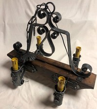 Lampadario vintage in ferro battuto e legno