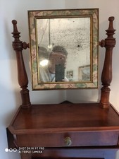 Specchiera  da tavolo o comò in legno di noce con cassetto e specchio.