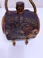 Botte in legno scolpita su un tronco da 2 Litri con piedini e porta tazzine