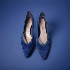 Decolte' scamosciata ,punta triangolare, tacco a rocchetta. 