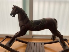 Cavallo a dondolo vintage in legno massiccio intagliato a mano - collezione
