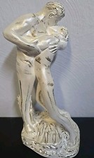 Kissing Couple Statue 