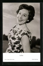 Attrice Lolita sorridente con collana in posa, cartolina 