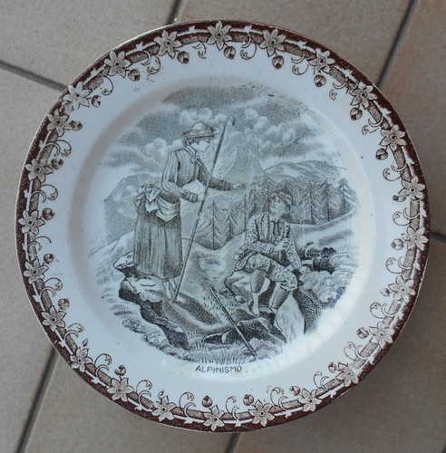 Piatto ceramica societa - in, societa'