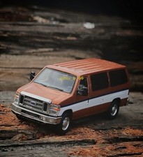 1:64 E-350 Super Duty Wagon -