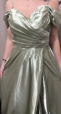 abito cerimonia donna in raso con spalle scoperte, colore verde salvia 