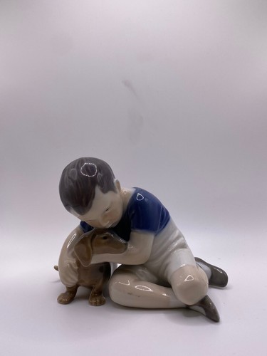 Statua bambino con bassotto
