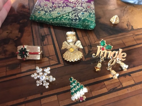 Vintage lot christmas pins - lot,