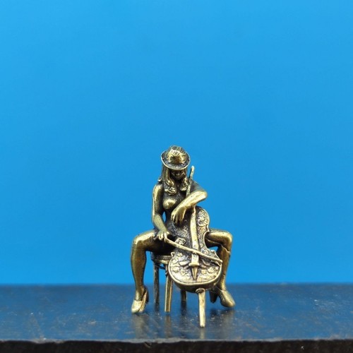 Statuina dama suonatore