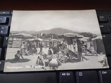 Cartolina mondragone Vita Da Spiaggia Ombrelloni bagnanti in pp piano Sp. 1958 