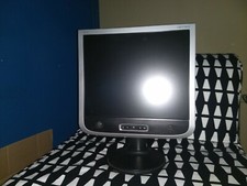 Monitor LCD Hanns.G HN-198D regolabile in altezza, rotazione e inclinazione 