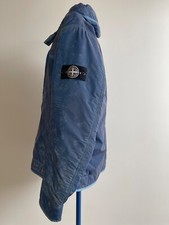 Isola di pietra blu liquido