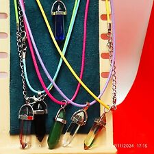 Sei collane in caucciù con pendenti colorati. Lunghezza 50 cm